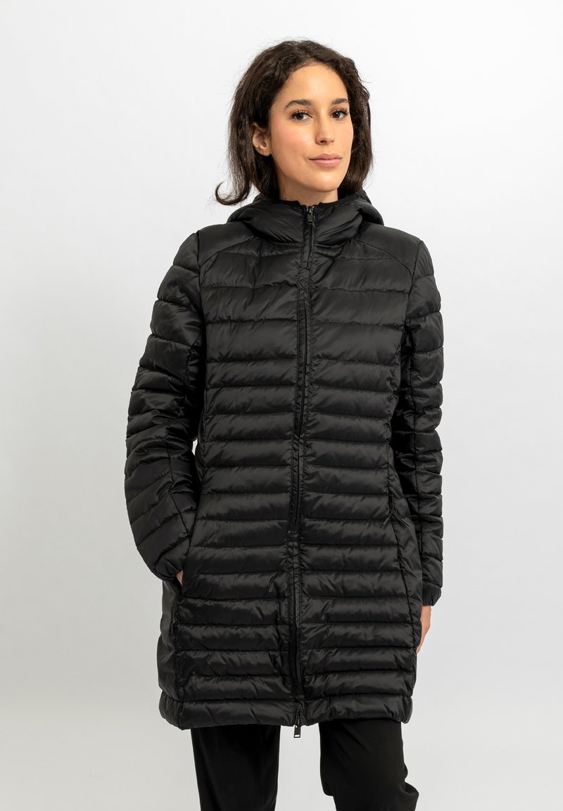 Giacca a vento nera con cappuccio, caratterizzata da un design trapuntato, cerniera frontale e due tasche laterali. Tessuto liscio, vestibilità a lunghezza fianchi.