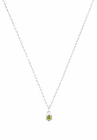Silverhalsband med en fin kedja, prydd med en liten, rund limegrön ädelsten i en blommalik inställning.