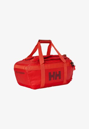 Sac polochon rouge Helly Hansen avec logo HH noir, double sangles de transport et poche latérale zippée sur fond blanc.