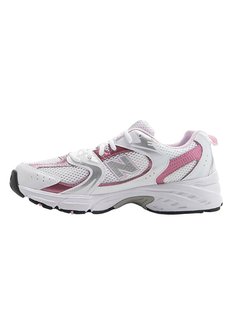 Zapatilla deportiva blanca con acentos en rosa, parte superior de malla, cuello acolchado y suela de goma. Incluye cordones y detalle del logo en el lado.