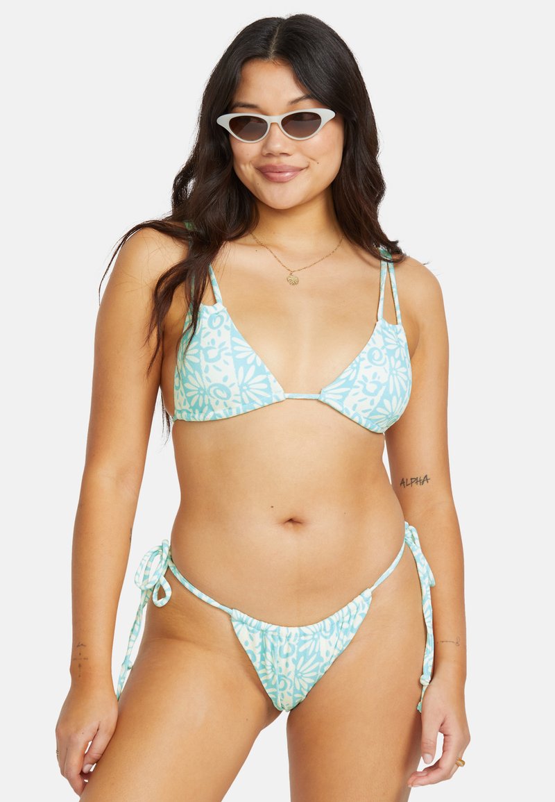 Lyseblå blomsterbikini med trekantet topp og justerbare sideslips. Har tynne stropper og en myk tekstur. Kjennetegnes av et minimalistisk design.