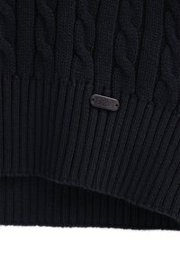 Granatowy sweter w splot kablowy z prążkowanym dołem i mankietami. Posiada małą, okrągłą metalową metkę po lewej stronie, na której widnieje napis "POLO CLUB."