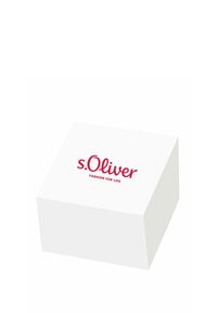 Weißer rechteckiger Kasten mit glatter Oberfläche; mit dem roten "s.Oliver"-Logo und der kleineren roten Aufschrift "FASHION FOR LIFE".