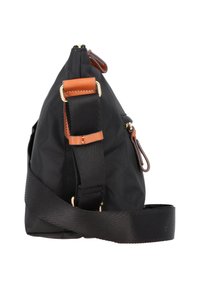 Borsa a spalla nera in nylon con dettagli in pelle marrone e una larga tracolla regolabile. Presenta una chiusura con zip e hardware dorato.