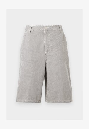 Shorts Bermuda avec fines rayures verticales noires et blanches, fermeture boutonnée à l'avant, passants pour ceinture et poches latérales.