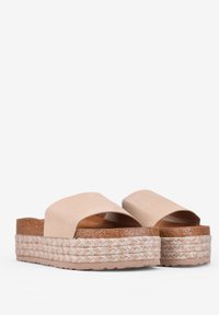 Sandali platform in suede beige con ampia fascetta sulla punta, soletta in sughero naturale e interno in juta intrecciata. Texture liscia, design slip-on.