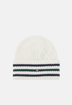 Bonnet tricoté blanc avec bord côte, rayures marine et vertes, motifs texturés et petit logo rectangulaire au centre devant.
