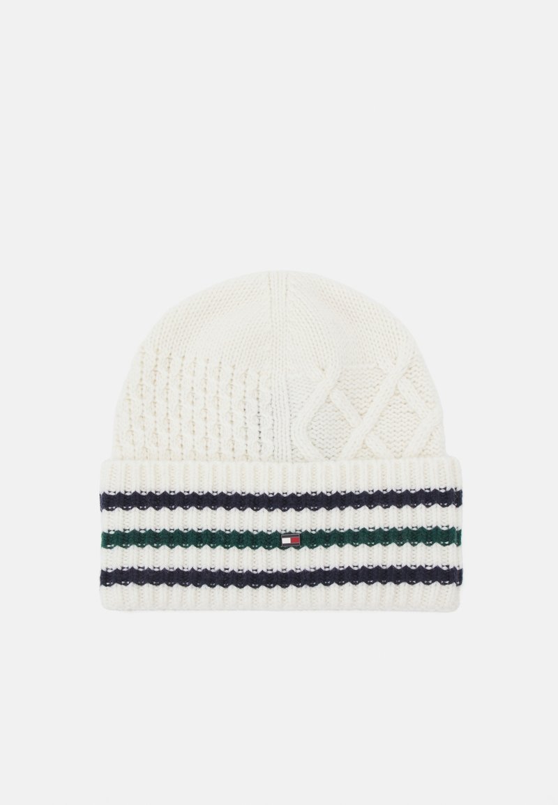 Bonnet tricoté blanc avec bord côte, rayures marine et vertes, motifs texturés et petit logo rectangulaire au centre devant.