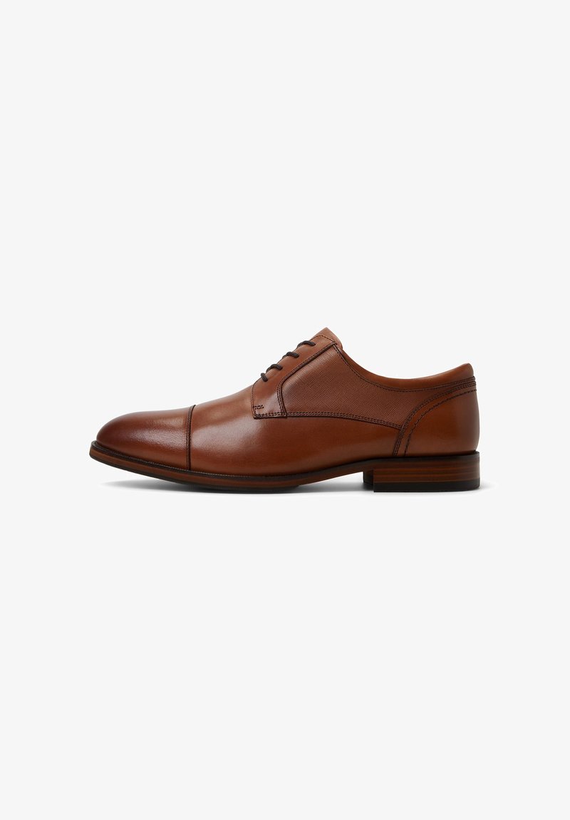 Chaussure habillée en cuir brun avec un bout arrondi, finition lisse, détails de couture sur le côté et lacets, dotée d'un talon bas empilé.