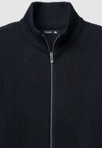 Maglione nero a maglia testurizzata con colletto alto a costine e zip centrale argentata, etichettato Terranova XL.