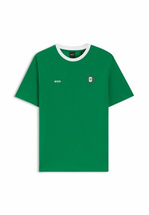 Camiseta verde de manga corta con cuello blanco, texto "BOSS" en el pecho izquierdo y un pequeño bolsillo con el emblema de la bandera de México.