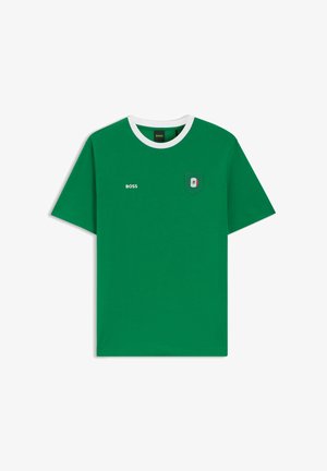 Camiseta verde de manga corta con cuello blanco, texto "BOSS" en el pecho izquierdo y un pequeño bolsillo con el emblema de la bandera de México.