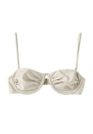 Beiger Bügel-Bikini-Top mit dünnen verstellbaren Trägern und leichten Raffungen an den Cups, vor weißem Hintergrund dargestellt.
