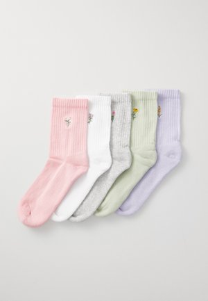 Šeši žemakulniai kojinės rožinės, baltos, pilkos, žalios ir šviesiai violetinės spalvų. Kiekviena kojinė turi raukšlėtą tekstūrą ir gėlių siuvinėjimą šalia krašto.