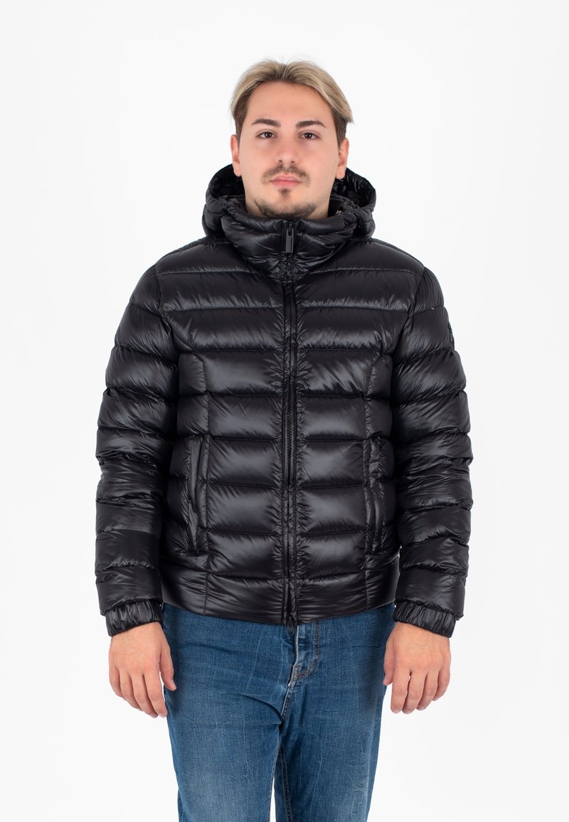 Černá péřová bunda sipa, kapucí a vodorovně prošívaným designem. Vyrobena z lesklého materiálu s elastickými manžetami.