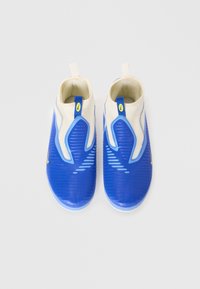 Une paire de chaussures aquatiques bleu et blanc à enfiler avec des accents de logo jaune, vue de dessus sur un fond blanc uni.