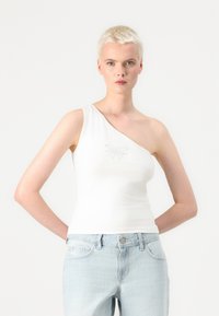 En-skulder hvit tank topp med tettsittende design, laget av glatt stoff. Har en subtil brodert sommerfugldetalj på brystet.