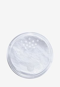 Contenitore in plastica trasparente con design rotondo, dotato di un coperchio texturizzato con motivo marmo bianco e numerosi piccoli fori per la distribuzione.