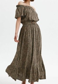 Off-shoulder maxiklänning i ett brunt och svart abstrakt mönster, med volangärmar och en åtsittande midja med ett runt bälte.