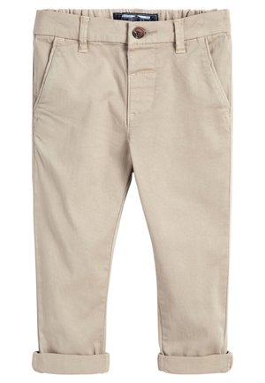 Pantalons chinos beige pour enfants avec revers roulés, poches avant, passants pour ceinture et fermeture à bouton marron à la taille.