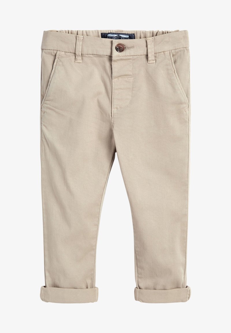Pantalons chinos beige pour enfants avec revers roulés, poches avant, passants pour ceinture et fermeture à bouton marron à la taille.