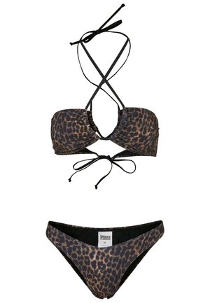 Leopardo raštas bikinio komplektas, kuriame yra bandeau tipo viršutinė dalis su reguliuojamomis raištelėmis ir atitinkančios žemos juosmens kelnaitės; medžiaga yra lygi ir blizgi.