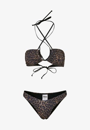 Leopardo raštas bikinio komplektas, kuriame yra bandeau tipo viršutinė dalis su reguliuojamomis raištelėmis ir atitinkančios žemos juosmens kelnaitės; medžiaga yra lygi ir blizgi.