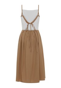 Vue arrière d'une robe sans manches avec un corsage blanc ajusté, des bretelles fines, une jupe marron et des bretelles nouées au dos ouvert.