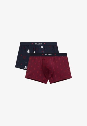 Dwie pary bokserek: jedna granatowa z białymi wzorami i czerwonymi sercami, druga bordowa z wzorem serc. Elastyczny pas oznaczony napisem "ATLANTIC".