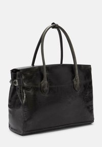 Schwarze Leder-Umhängetasche mit zwei robusten Tragegriffen, rechteckiger Form, glatter Textur und einem subtilen Glanz. Verfügt über eine Schnallen-Applikation an der Seite.