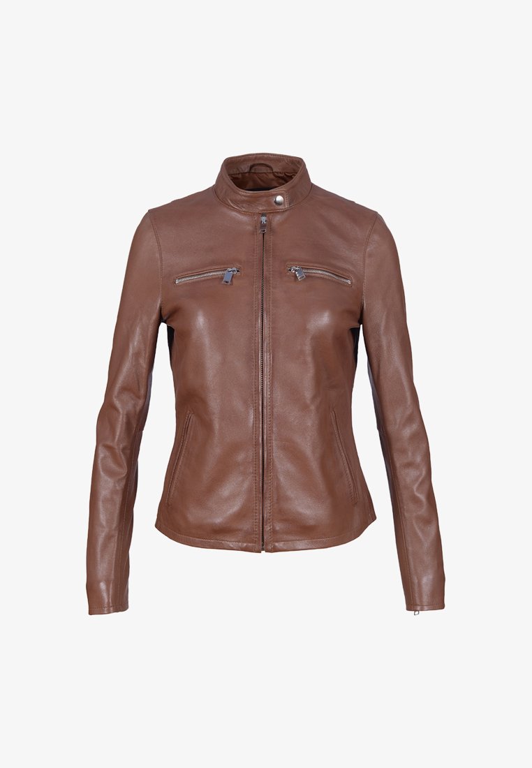 Giacca da moto in pelle marrone con colletto alto, chiusura frontale con zip e due tasche sul petto con zip. Texture liscia, design aderente.