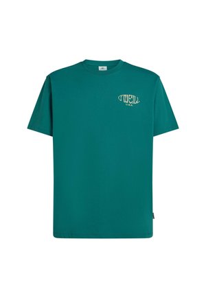 Turkusowy bawełniany t-shirt z krótkim rękawem, okrągłym dekoltem i małym białym logo na lewej piersi. Prosty fason o luźnym kroju.