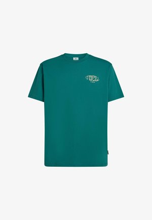 Turkusowy bawełniany t-shirt z krótkim rękawem, okrągłym dekoltem i małym białym logo na lewej piersi. Prosty fason o luźnym kroju.