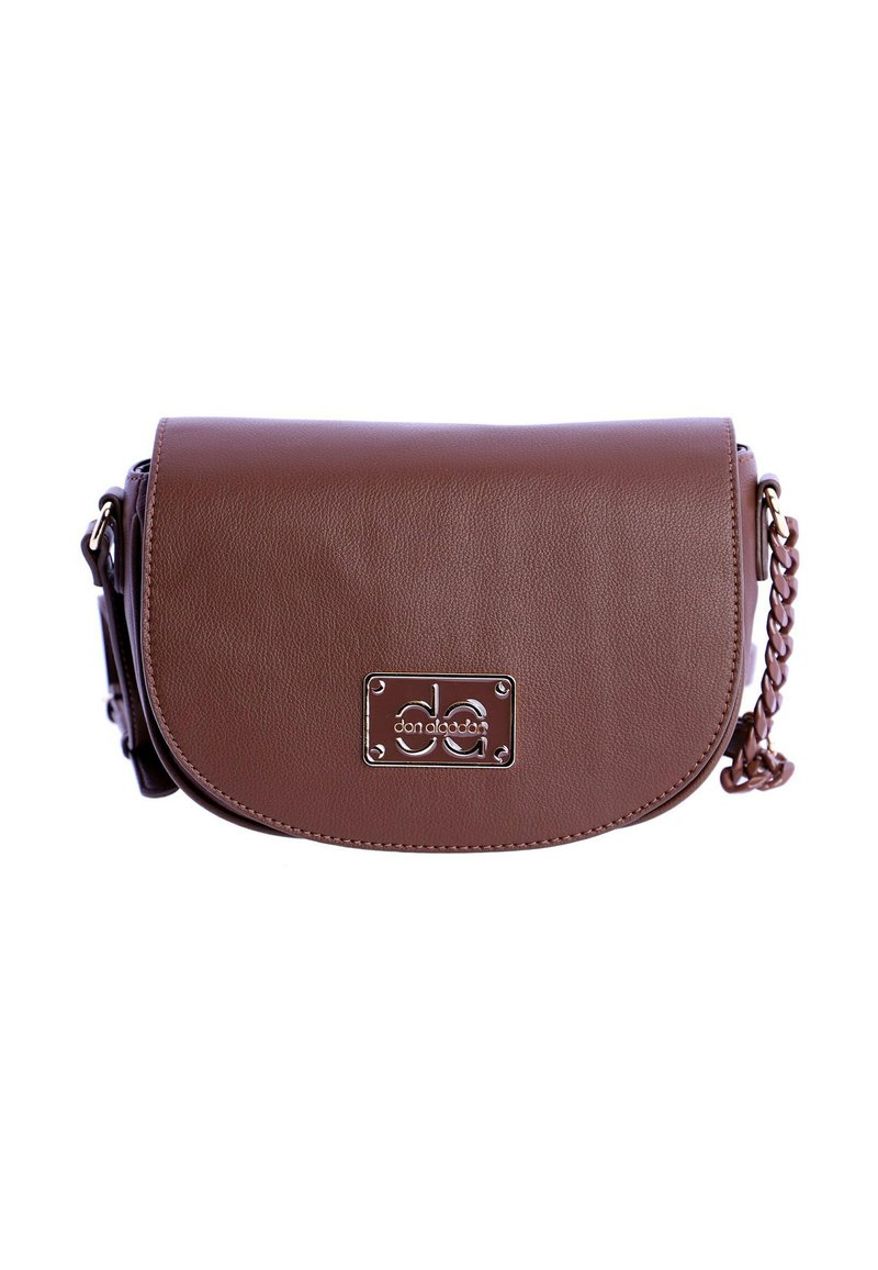 Bolso bandolera de cuero marrón con solapa redondeada, correa de cadena y placa de logo plateada en el frente. Textura lisa sin patrones visibles.