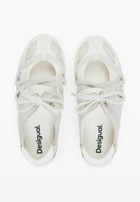 Pantofi sport albi cu suprafețe texturate, design cu șireturi și tălpi rotunde din cauciuc. Prezintă brand pe branț.