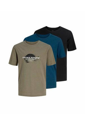Trois T-shirts à manches courtes, col rond, en vert olive avec logo, bleu foncé et noir, superposés de l'avant vers l'arrière sur un fond blanc.