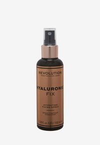 Zwarte cilindrische fles met een gouden metalen pomp. Etiket vermeldt “Hyaluronic Fix,” met details over hydraterende en fixerende spray. Grootte: 100 ml.