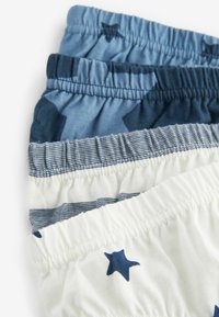 Patru perechi de pantaloni scurți în nuanțe de albastru și alb, având un talie elastică, dungi și modele cu stele pe cea de jos.