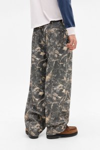 Zakken van baggy, patroon jeans in grijs met een bladerenontwerp. Heeft grote zakken, een hoge taille en een zachte, gestructureerde stof. Combi met bruine schoenen.