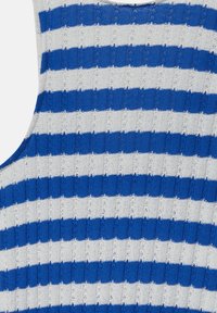 Närbild av blå och vit randig stickad tyg med ett texturerat, öppet vävmönster.