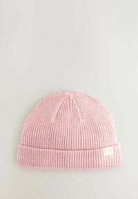 Helle rosa, gerippte Strickmütze mit umgeschlagenem Rand, ausgestattet mit einem kleinen Stoffetikett, das auf der Vorderseite angenäht ist. Weiche Textur und elegantes Design.