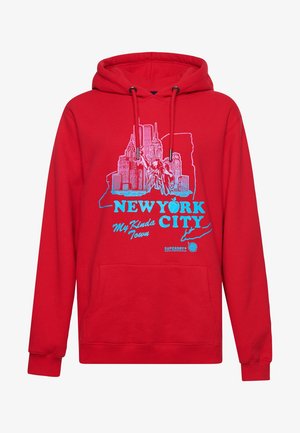 Rode hoodie met blauwe afbeelding van de skyline van New York City, het Vrijheidsbeeld en de tekst "New York City My Kinda Town" aan de voorkant.