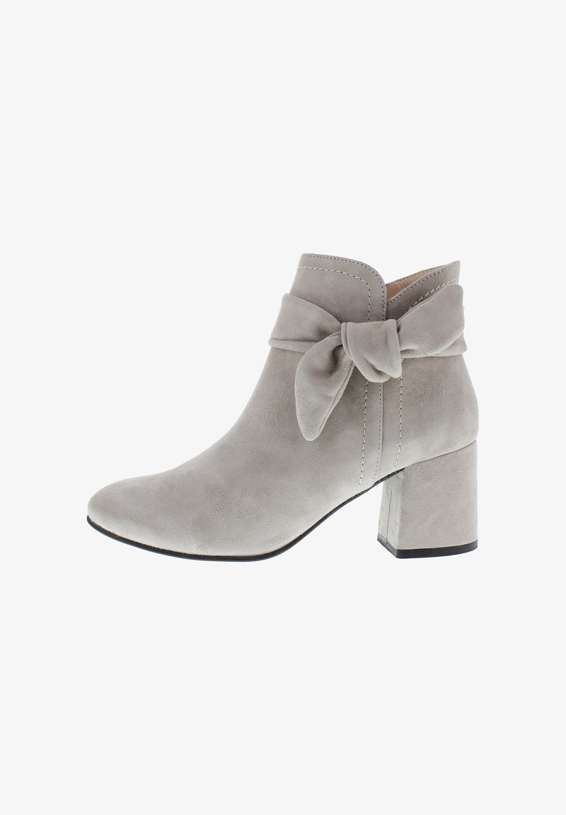 Graue Wildleder-Ankle-Boots mit einem breiten Riemen und einer Schleifendetails, spitzer Zehenpartie und einem klobigen Absatz. Verfügt über Kontrastnähte entlang der Ränder.