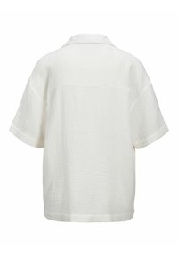 Camisa blanca de manga corta con una tela arrugada texturizada, que presenta un cuello y un corte relajado. La vista trasera muestra un detalle de yugo.