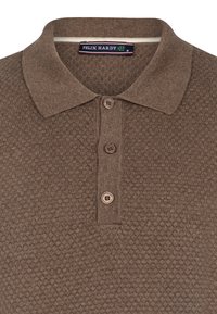 Braunes Polohemd mit Struktur, einem Kragen, einer Blende mit drei Knöpfen und einem Etikett mit der Aufschrift "FELIX HARDY". Es weist ein Honigwabenmuster auf.