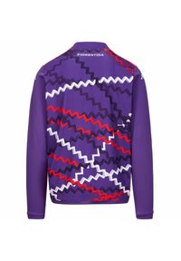 Paarse jas met zigzagpatronen in rood, wit en zwart. Lange mouwen, ronde kraag en een logo op de bovenrug.