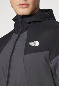 The North Face WIND TRACK HOODIE - Giacca a vento - asphalt grey/black