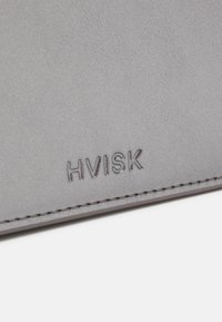 HVISK CRANE - Axelremsväska - grey chrome