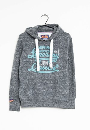 Sweatshirt gris à capuche en tissu texturé avec une poche avant, des cordons blancs et un détail de logo imprimé bleu clair.