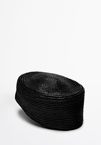 Zwarte gevlochten hoed met een ovale vorm, voorzien van strak gerangschikte vezels die een gestructureerd oppervlak creëren. Glad afgewerkt met een platte bovenkant.